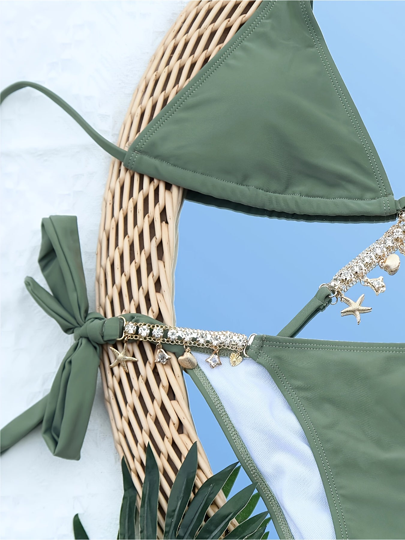 Elegante bikiniset met strass en diepe V-hals